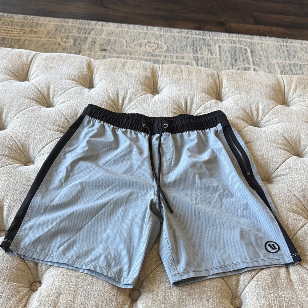 Vuori Men’s S Gray Athletic Shorts‎ with Black Trim zipper pocket no liner